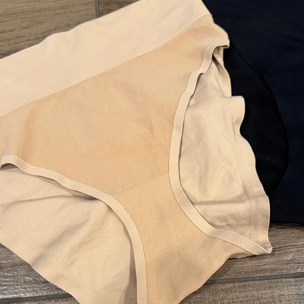 GAP gapbody Women's Beige and Black Shapewear shaping brief nwot - Picture 6 of 6